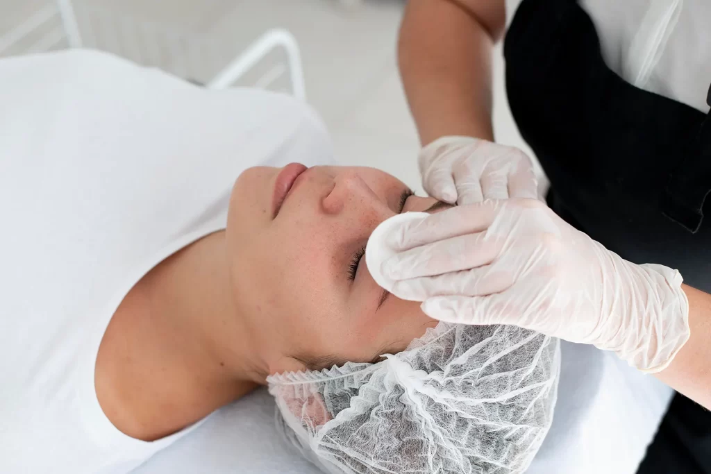 Pulizia del viso prima di intervento